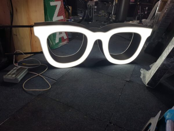 ENSEIGNE PUBLICITAIRE LED DOUBLE FACE “LUNETTES” EXTÉRIEURE 110X40cm – Image 4