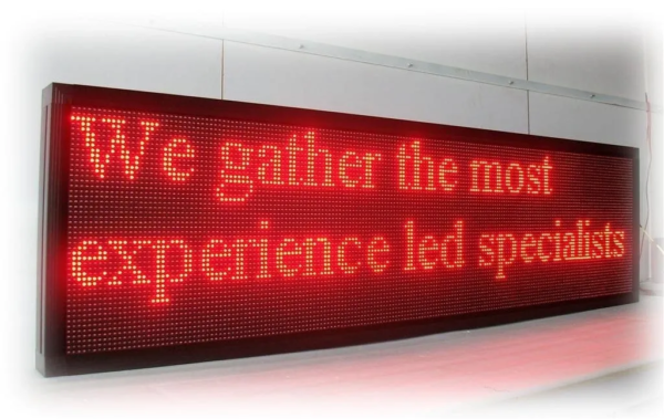 ÉCRAN LED PUBLICITAIRE INTERNE 36×200 CM AVEC ANIMATION DYNAMIQUE