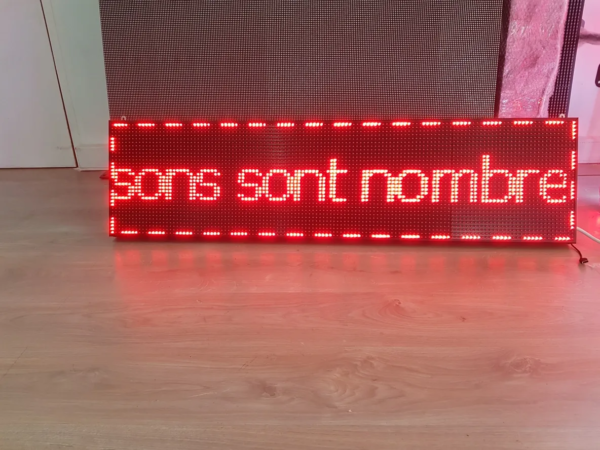 ÉCRAN LED PUBLICITAIRE INTERNE 36×200 CM AVEC ANIMATION DYNAMIQUE – Image 4