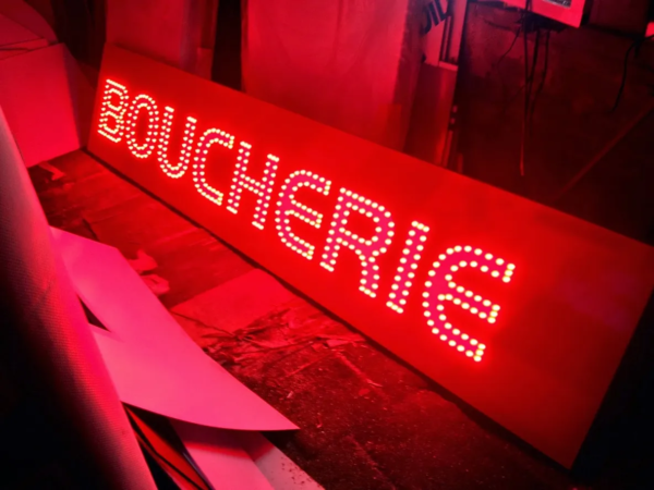 ENSEIGNE LUMINEUSE LED BOUCHERIE PIQUE UNE FACE EXTERNE 200x50cm PRÊTE À INSTALLER