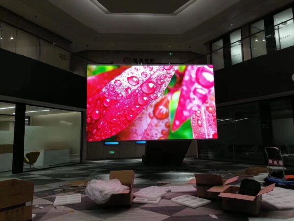 ÉCRAN LED P1.53 INTÉRIEUR, 100×100 CM, PROGRAMMABLE ET VISIBILITÉ EN PLEIN SOLEIL