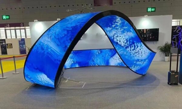 ÉCRAN PUBLICITAIRE P4 FLEXIBLE, ÉTANCHE, HAUTE LUMINOSITÉ, POUR VITRINE ET INTÉRIEUR 100×100 CM